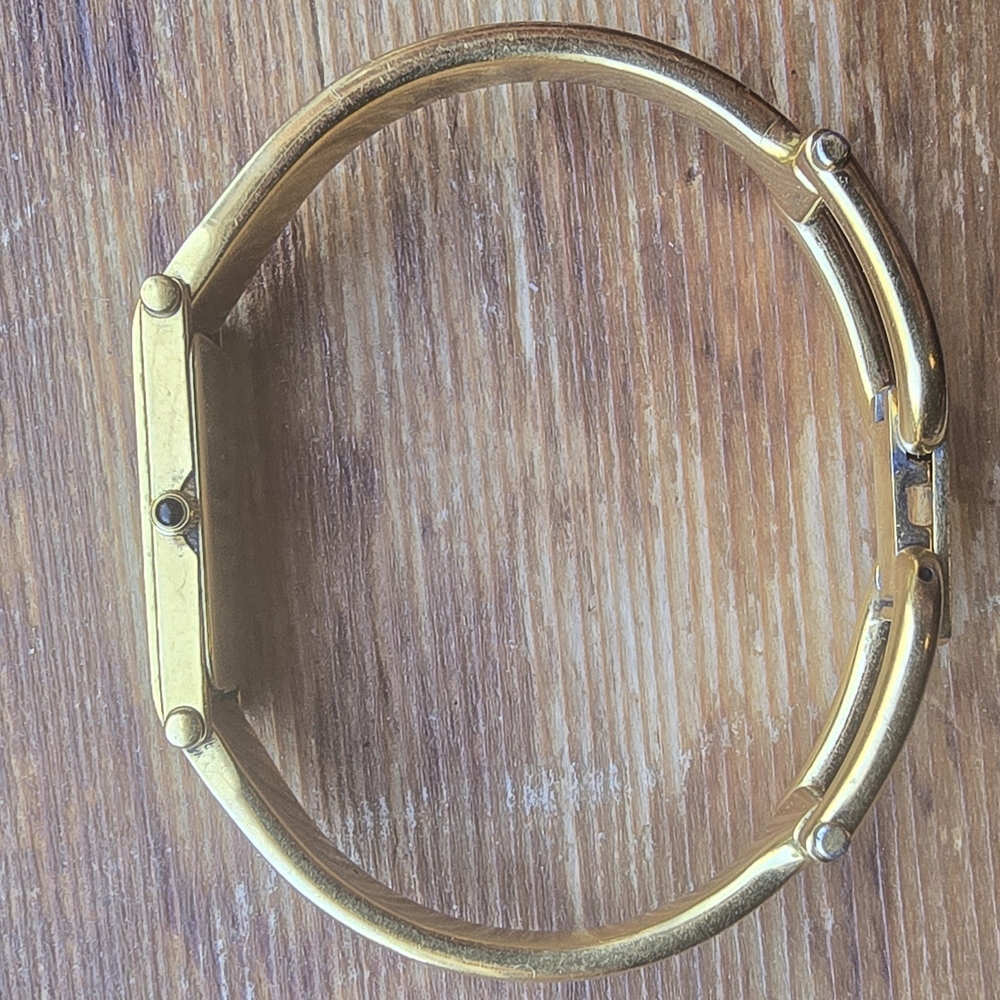 Gucci Gold and Black Watch - Picture 5 of 8